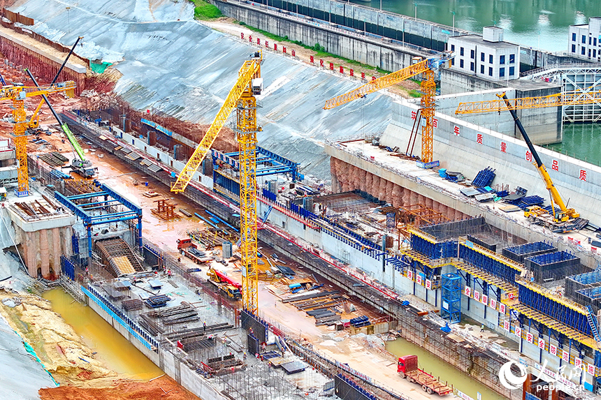 豐城市贛江龍頭山樞紐二線船閘項目工地塔吊林立，工人在進行航道船閘混凝土澆筑。人民網 朱海鵬攝