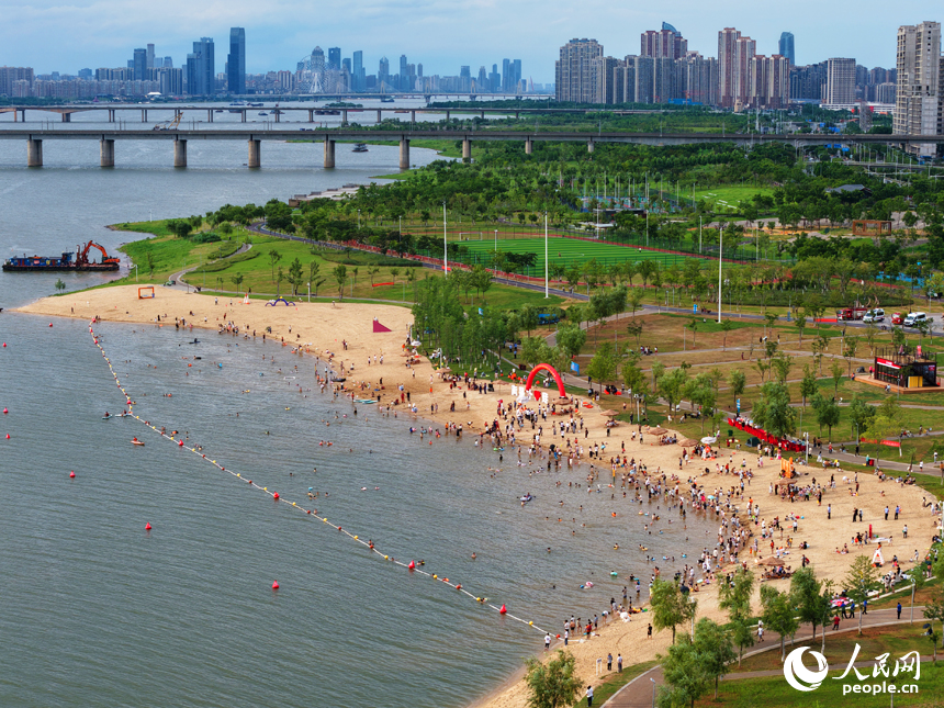 6月20日，俯瞰贛江“兩灘七灣”南昌縣七星灣泳場，市民游客如織。人民網記者 毛思遠攝
