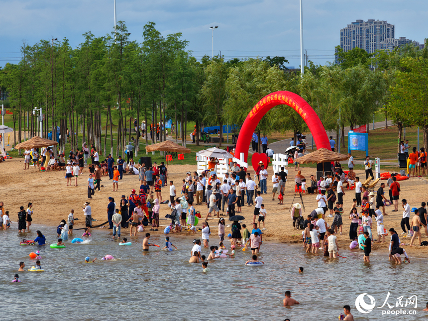 備受矚目的贛江“兩灘七灣”天然泳場正式向公眾開放，南昌市民開啟親水新體驗。人民網記者 毛思遠攝