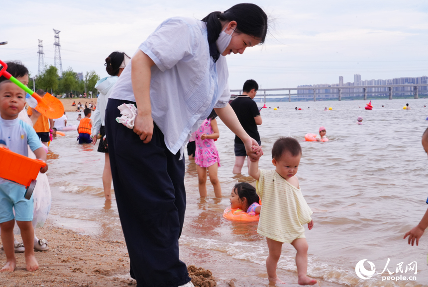 在七星灣泳場，市民游客樂享親水生活。人民網記者 毛思遠攝