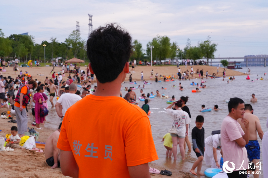 各泳場配備持證上崗的救生員，不間斷輪流巡邏，確保視野覆蓋無盲區。人民網記者 毛思遠攝