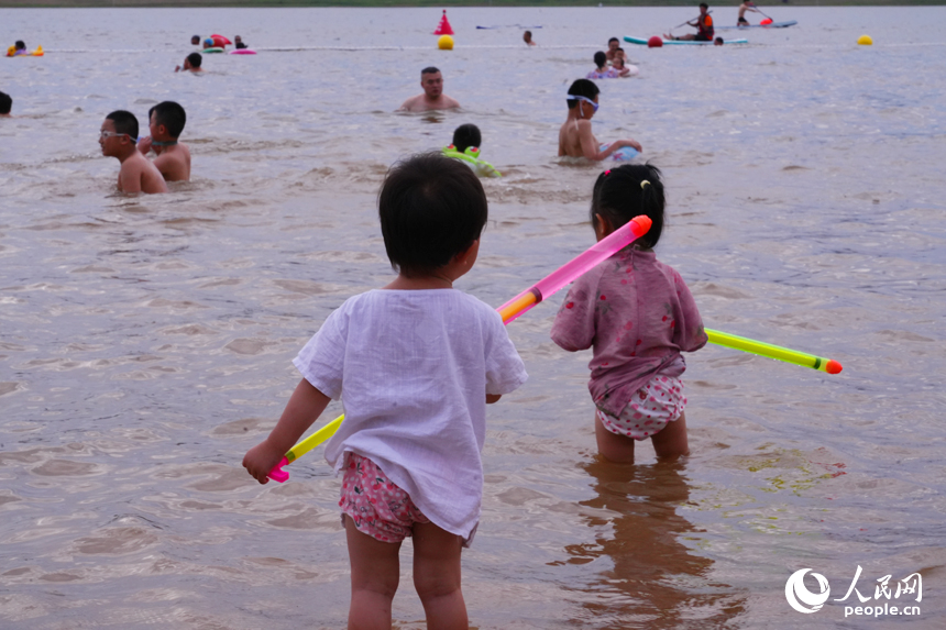 備受矚目的贛江“兩灘七灣”天然泳場正式向公眾開放，南昌市民開啟親水新體驗。人民網記者 毛思遠攝