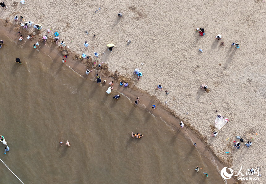 備受矚目的贛江“兩灘七灣”天然泳場正式向公眾開放，南昌市民開啟親水新體驗。人民網記者 毛思遠攝