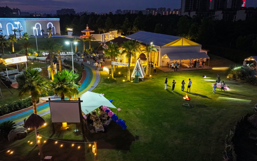 撫州市臨川區三翁花園附近的一處新建成露營基地，眾多市民游客前來游玩體驗。郭昊攝