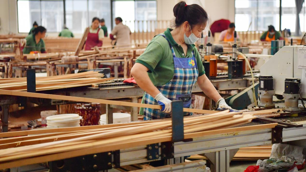 竹加工車間，工人正在組胚。