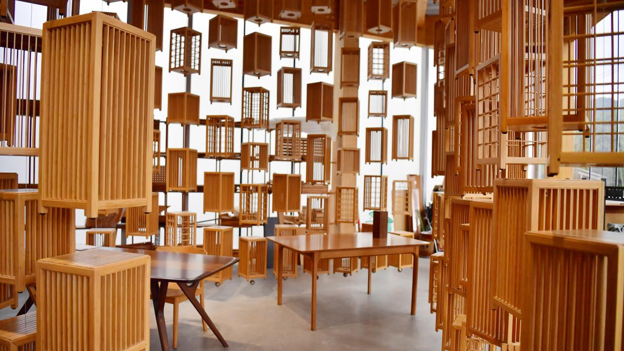 贛州森泰竹木有限公司竹展廳內展出的竹燈籠裝飾品