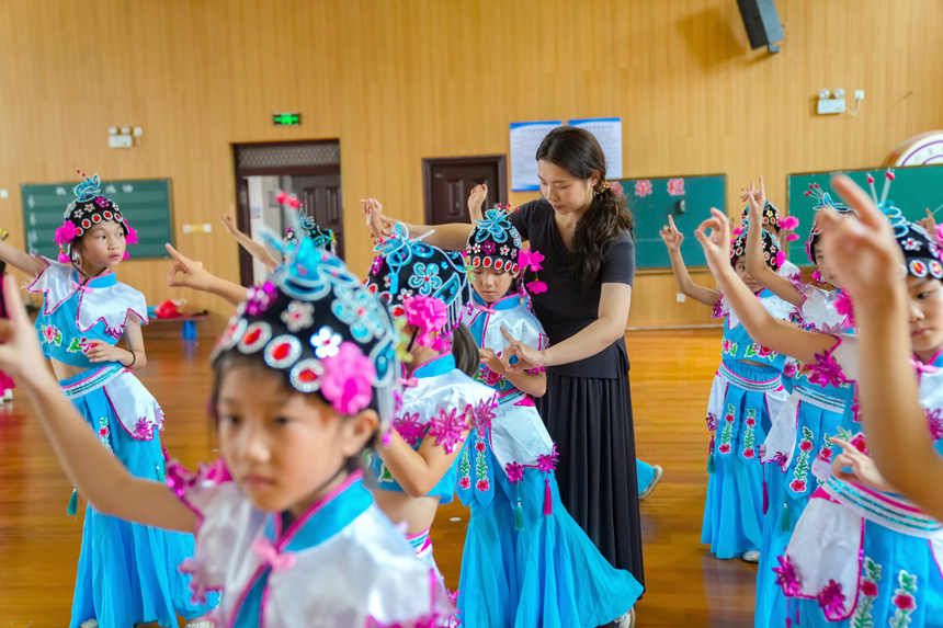 練功房里，老師正在指導該校尋夢曲苑戲曲社團學生練習撫州采茶戲基本功。郭昊攝
