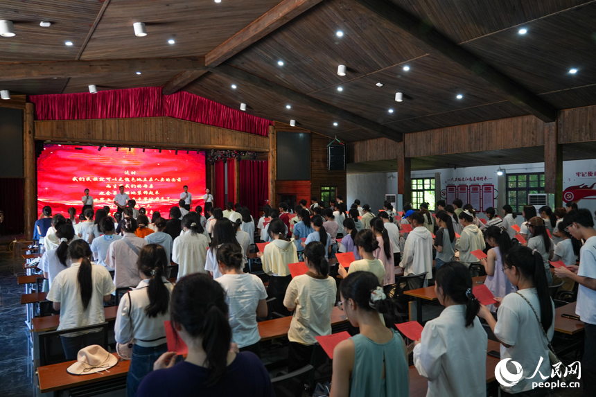 同學們參觀革命歷史遺址，領略革命文化。人民網 涂詩軒攝