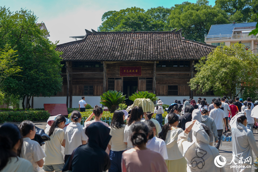 同學們參觀革命歷史遺址，領略革命文化。人民網 涂詩軒攝