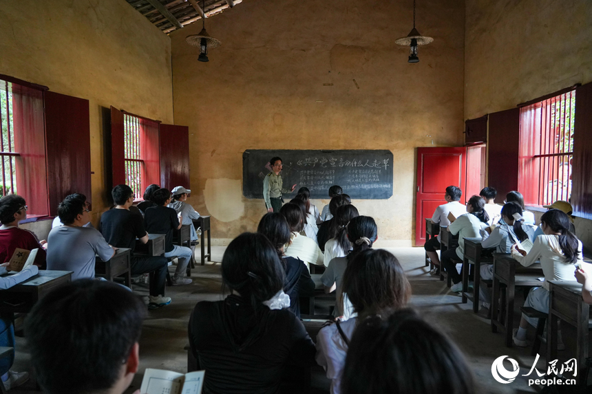 同學們參觀革命歷史遺址，領略革命文化。人民網 涂詩軒攝