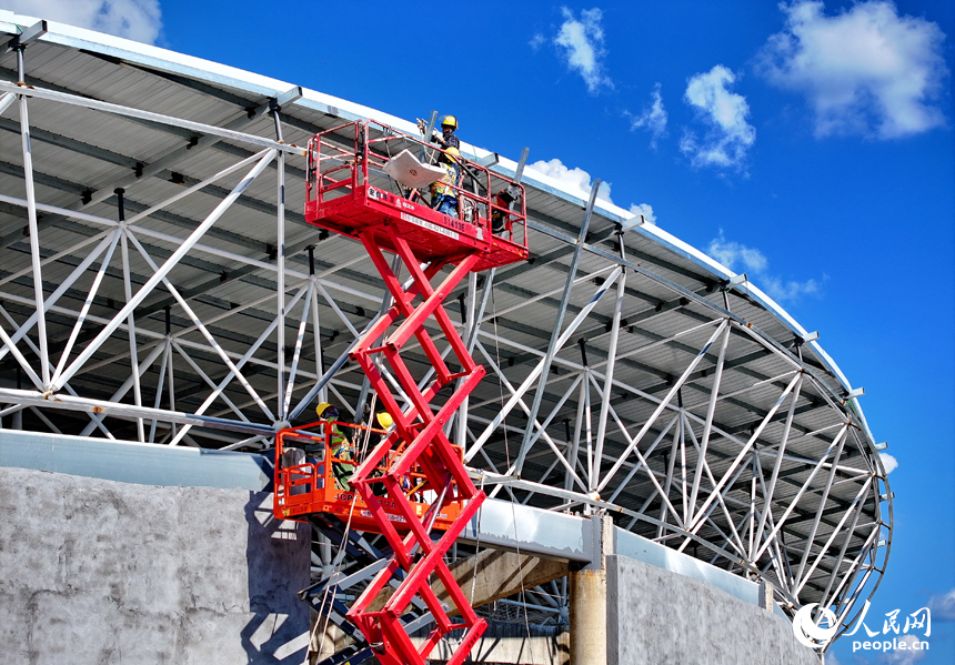 贛州市石城縣西城體育中心項目建設現場，工人在安裝體育館鋼結構屋面網架和頂棚。人民網 朱海鵬攝