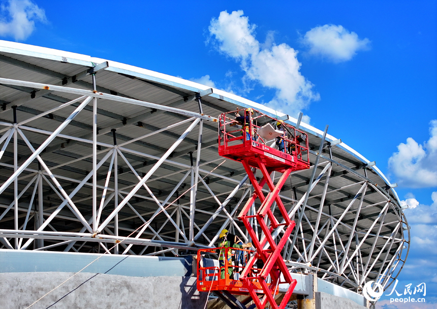 贛州市石城縣西城體育中心項目建設現場，工人在安裝體育館鋼結構屋面網架和頂棚。人民網 朱海鵬攝