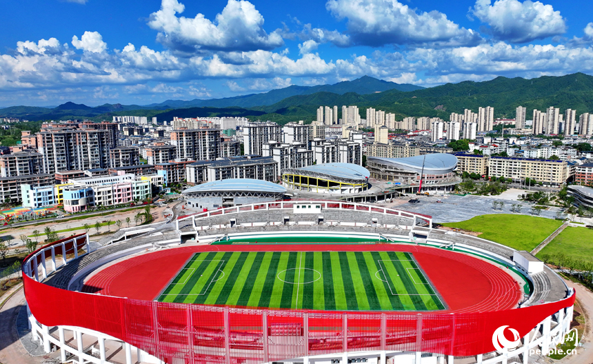 贛州市石城縣西城體育中心項目建設現場，工人在安裝體育館鋼結構屋面網架和頂棚。人民網 朱海鵬攝