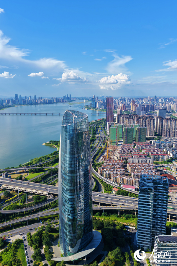 6月27日，江西省南昌市碧空如洗，藍天白云下一江兩岸秀美如畫。人民網記者 毛思遠攝