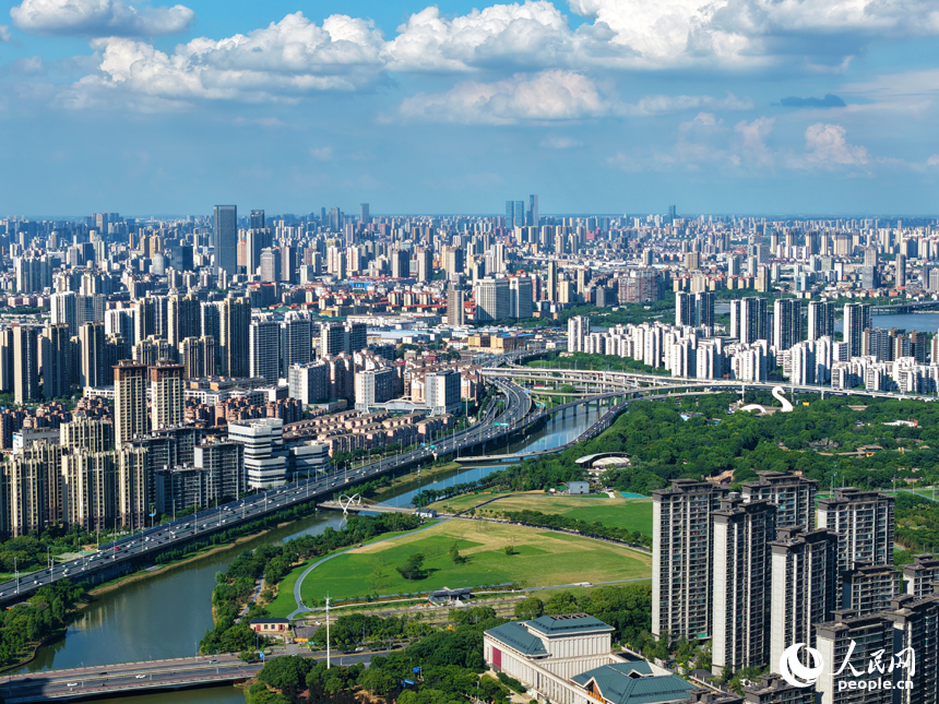 城市建筑與河流、公園構成一幅美麗的生態畫卷。人民網記者 毛思遠攝