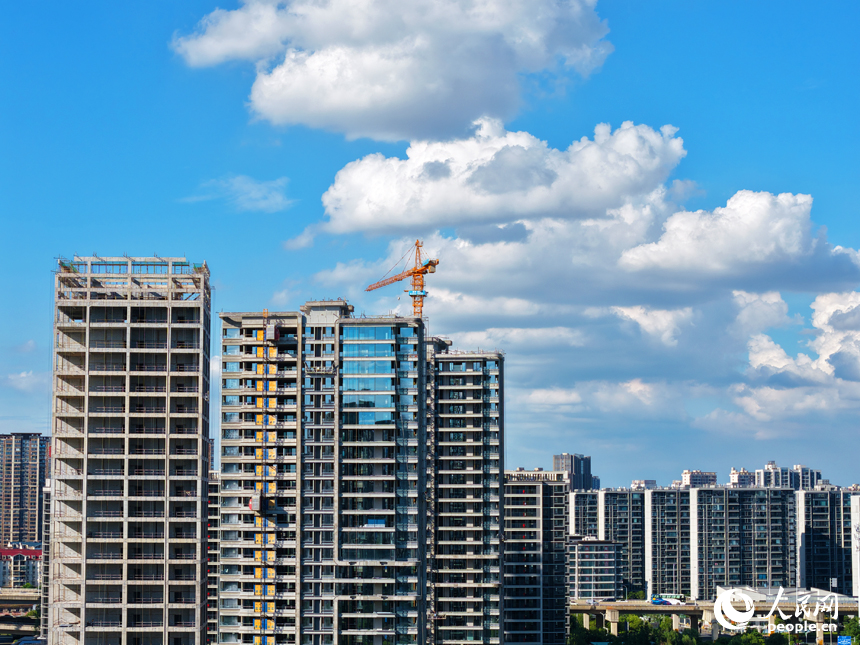 城市樓房與藍天白云相互映襯。人民網記者 毛思遠攝