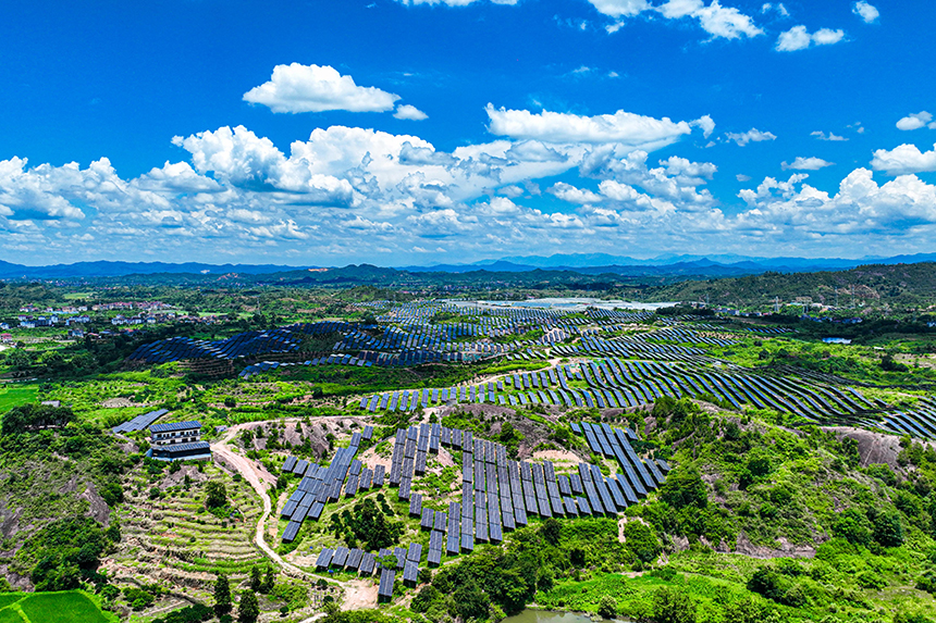 鱗次櫛比的光伏組件分布在荒山坡上，與延綿群山相映相襯，構成一道獨特的風景線。李煜祖攝