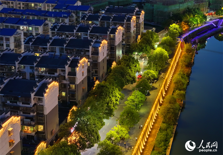 贛州市石城縣琴江鎮琴江兩岸古建筑燈光璀璨，許多游客前來觀賞古鎮夜景，品嘗夜市美食。人民網 朱海鵬攝