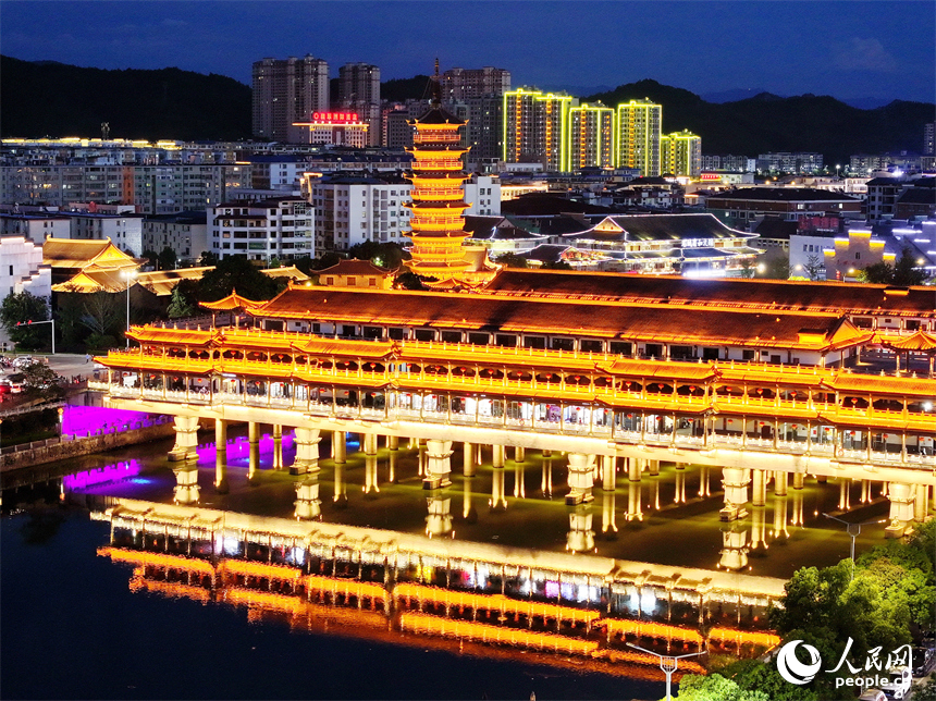 贛州市石城縣琴江鎮琴江兩岸古建筑燈光璀璨，許多游客前來觀賞古鎮夜景，品嘗夜市美食。人民網 朱海鵬攝