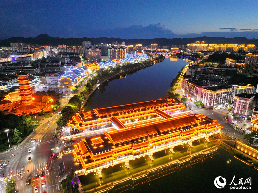 贛州市石城縣琴江鎮琴江兩岸古建筑燈光璀璨，許多游客前來觀賞古鎮夜景，品嘗夜市美食。人民網 朱海鵬攝