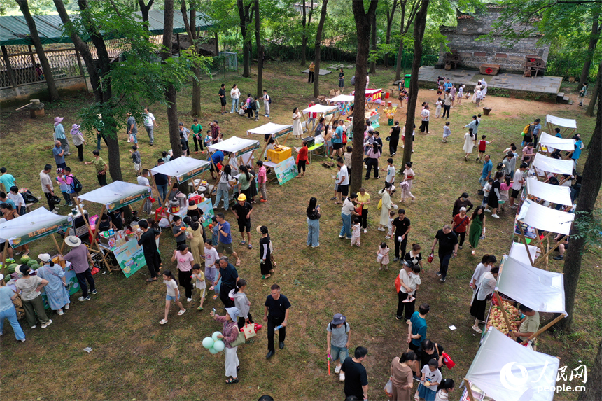 觀山鎮依托天然林地優勢，精心策劃了鄉村游園活動，吸引了眾多游客前來體驗森林野趣。人民網記者 時雨攝