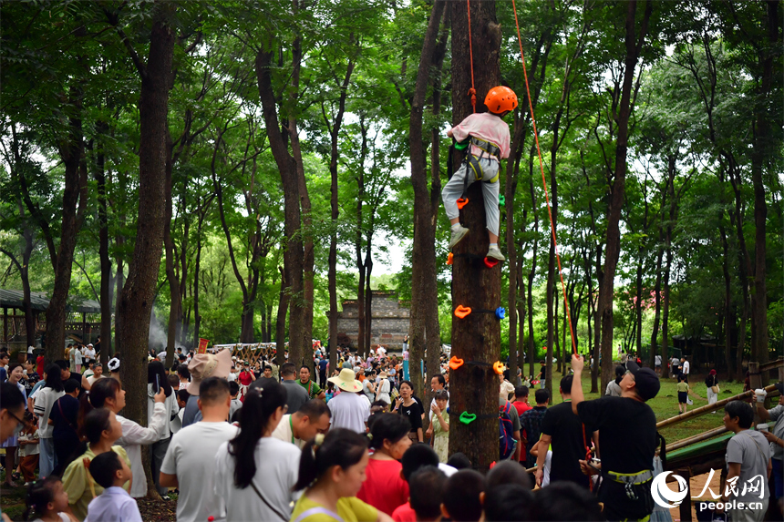 觀山鎮依托天然林地優勢，精心策劃了鄉村游園活動，吸引了眾多游客前來體驗森林野趣。人民網記者 時雨攝