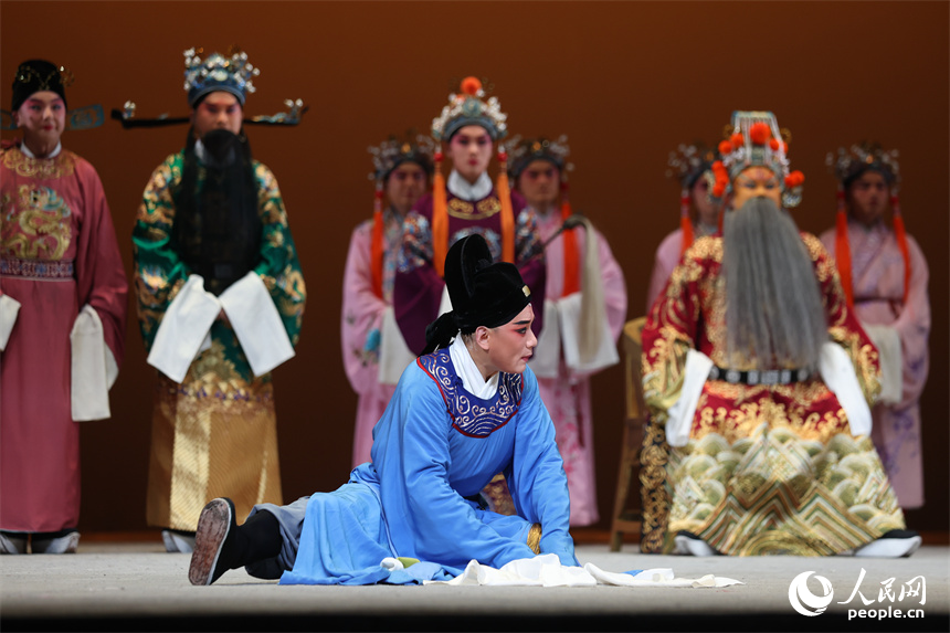 贛劇《南柯記》在南昌紅谷灘區的贛劇院大劇場上演。圖為演員傾情投入精彩演繹。人民網記者 時雨攝