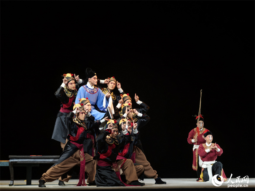 贛劇《南柯記》在南昌紅谷灘區的贛劇院大劇場上演。圖為演員傾情投入精彩演繹。人民網記者 時雨攝