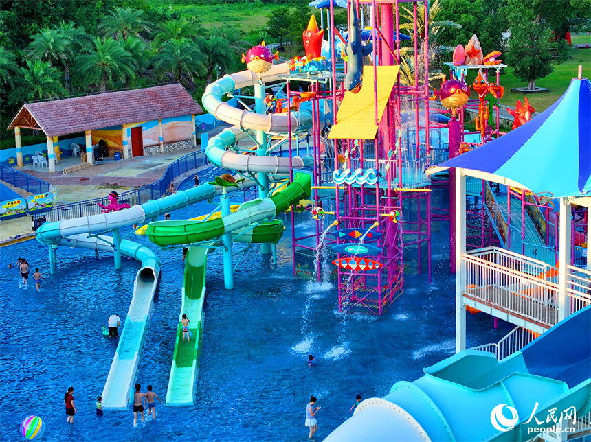 贛州市石城縣琴江鎮大畬村的一處鄉村水上樂園，不少游客少在體驗彩虹滑道、海浪池、螺旋滑梯等戲水游玩項目。人民網 朱海鵬攝