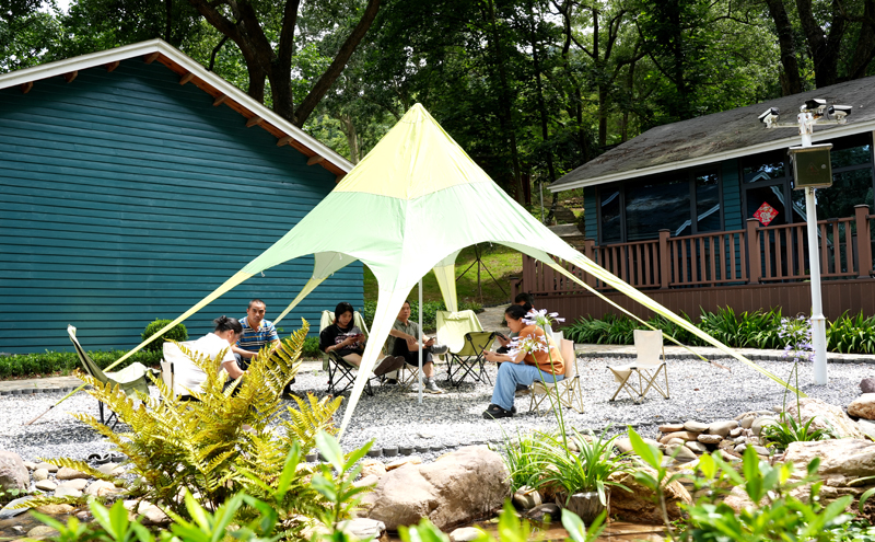 游客們坐在一起感受旅游的快樂。鄺小文攝