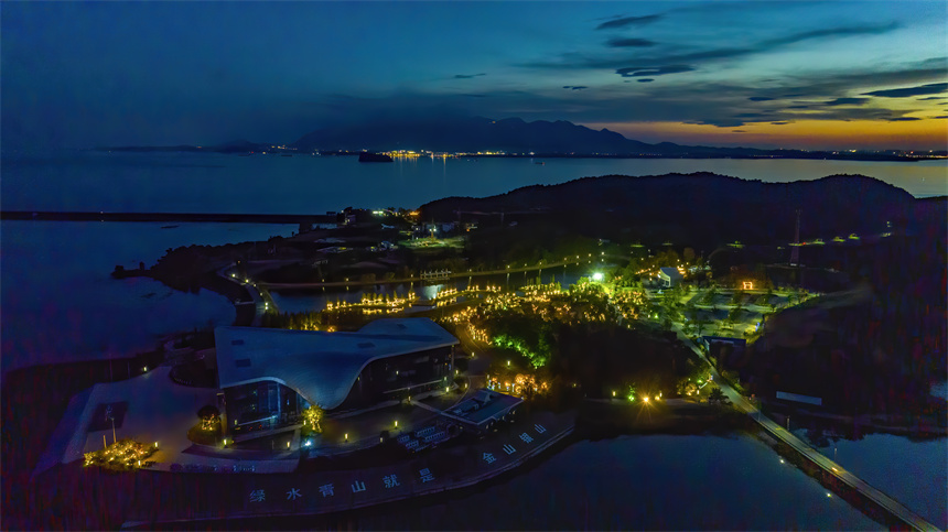 7月1日，夜色下的江豚灣水生生物保護基地美不勝收。李學華攝