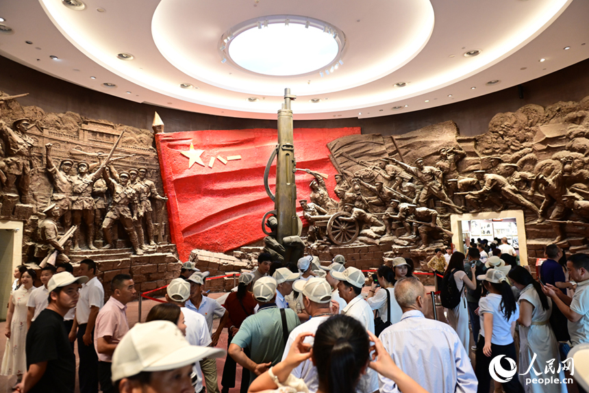 隨著暑假的到來，紅色旅游持續升溫。圖為眾多游客在南昌八一起義紀念館參觀。人民網記者 時雨攝