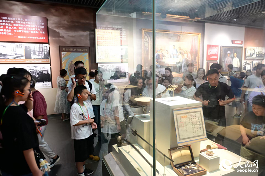 隨著暑假的到來，紅色旅游持續升溫。圖為眾多游客在南昌八一起義紀念館參觀。人民網記者 時雨攝