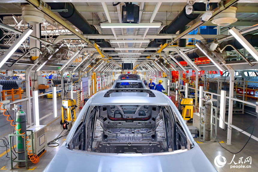 南昌市南昌縣的一家車企智能組裝車間內，工人在組裝出口東南亞、中東等國家和地區的越野汽車訂單產品。人民網 朱海鵬攝