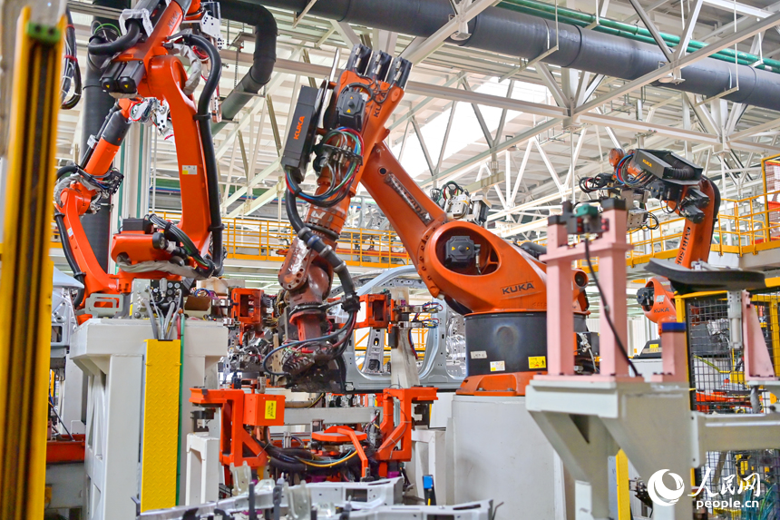 南昌市南昌縣的一家車企智能組裝車間內，工人在組裝出口東南亞、中東等國家和地區的越野汽車訂單產品。人民網 朱海鵬攝