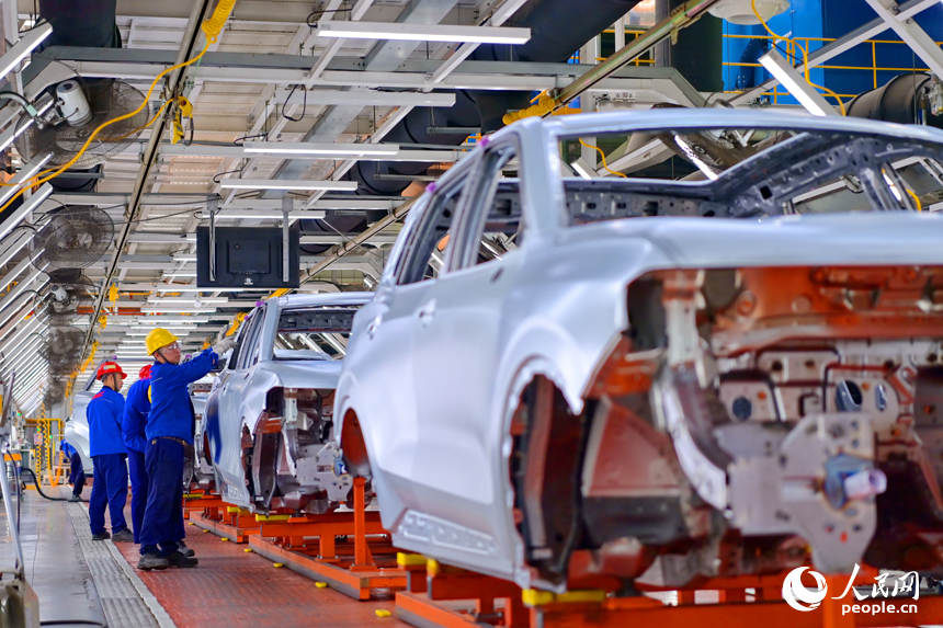 南昌市南昌縣的一家車企智能組裝車間內，工人在組裝出口東南亞、中東等國家和地區的越野汽車訂單產品。人民網 朱海鵬攝