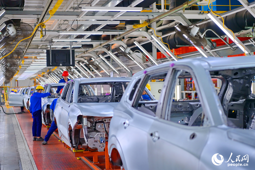 南昌市南昌縣的一家車企智能組裝車間內，工人在組裝出口東南亞、中東等國家和地區的越野汽車訂單產品。人民網 朱海鵬攝