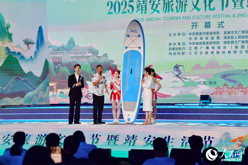 歌手沙寶亮推介“美美靖安”。人民網記者 時雨攝