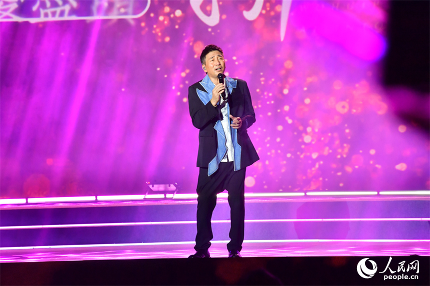 歌手獻唱。人民網記者 時雨攝
