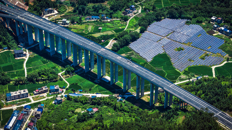 建成通車的遂大高速。李建平攝