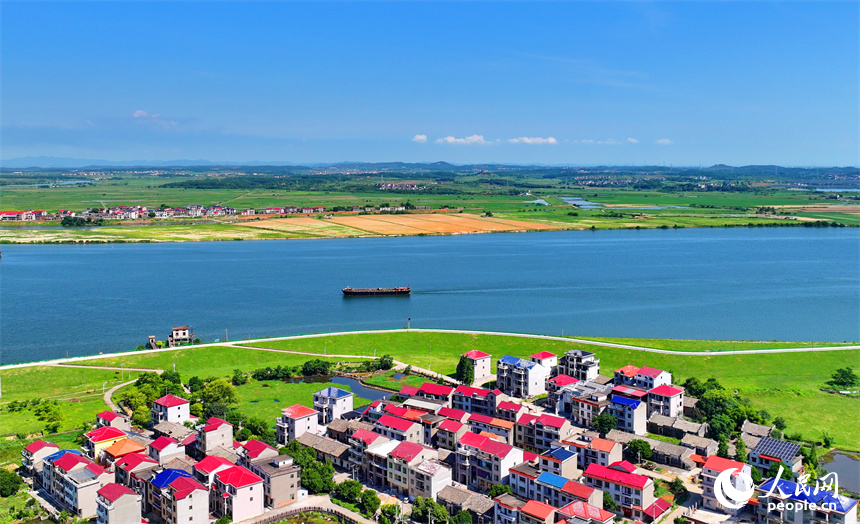 豐城市拖船鎮蛟湖村，錯落分布的房屋與河流、綠樹、農田相映成景。人民網 朱海鵬攝