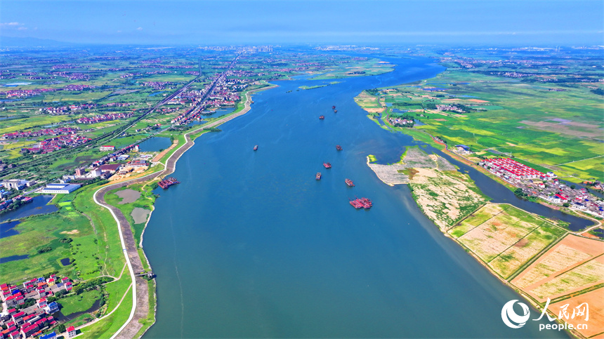 豐城市拖船鎮蛟湖村，錯落分布的房屋與河流、綠樹、農田相映成景。人民網 朱海鵬攝