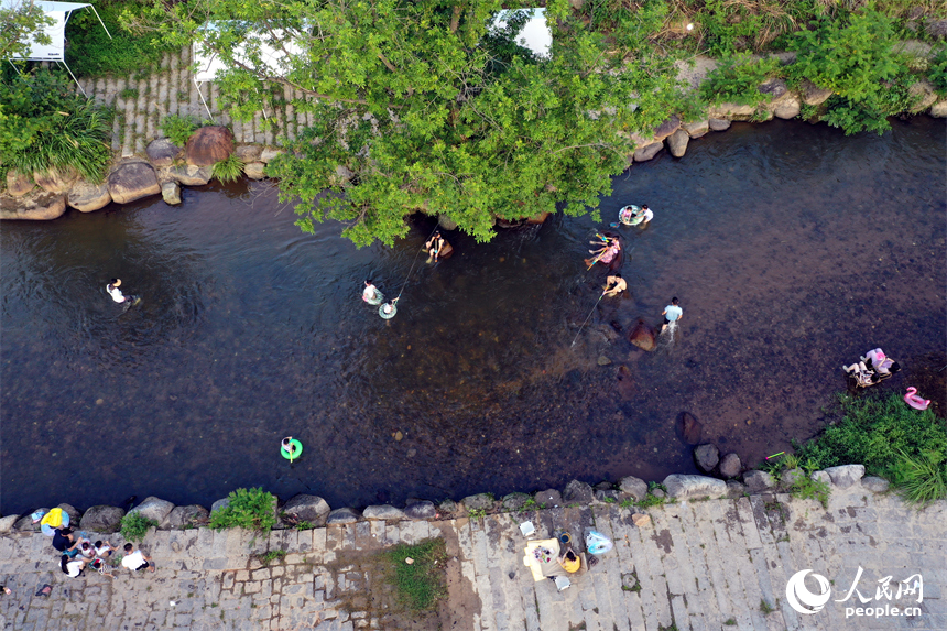 小暑節氣，市民來到南昌城郊的溪流戲水納涼，享受山間清涼。人民網記者 時雨攝