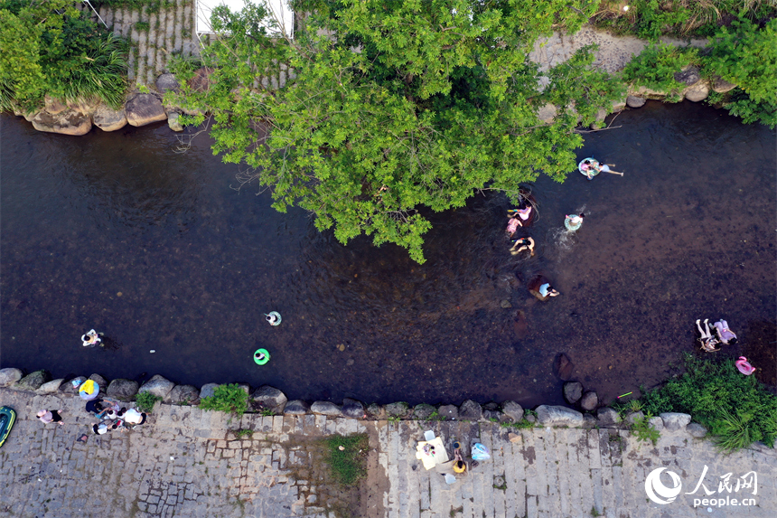 小暑節氣，市民來到南昌城郊的溪流戲水納涼，享受山間清涼。人民網記者 時雨攝