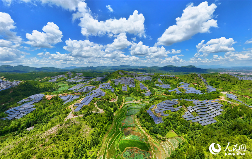 贛州市石城縣琴江鎮漢坑村的光伏發電項目基地，荒山坡上鱗次櫛比的光伏發電板蔚為壯觀。人民網 朱海鵬攝
