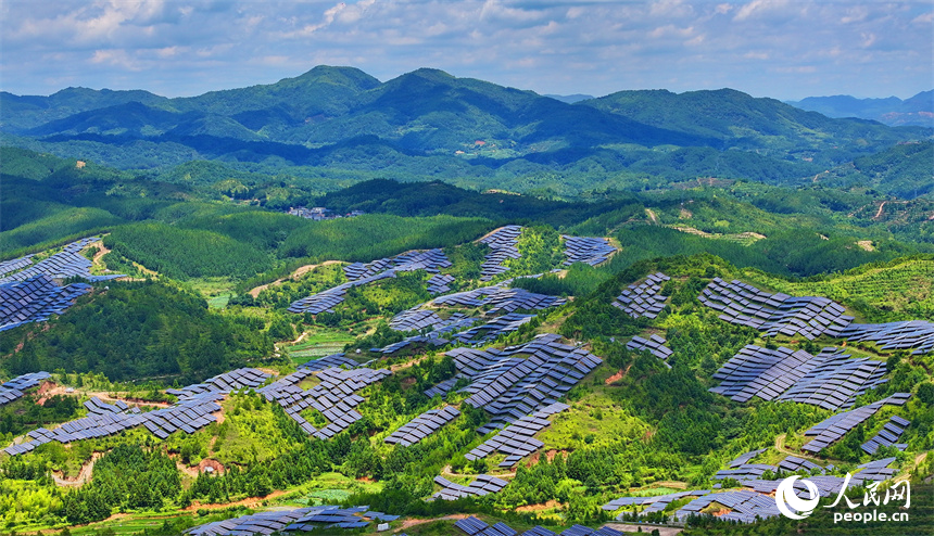 贛州市石城縣琴江鎮漢坑村的光伏發電項目基地，荒山坡上鱗次櫛比的光伏發電板蔚為壯觀。人民網 朱海鵬攝