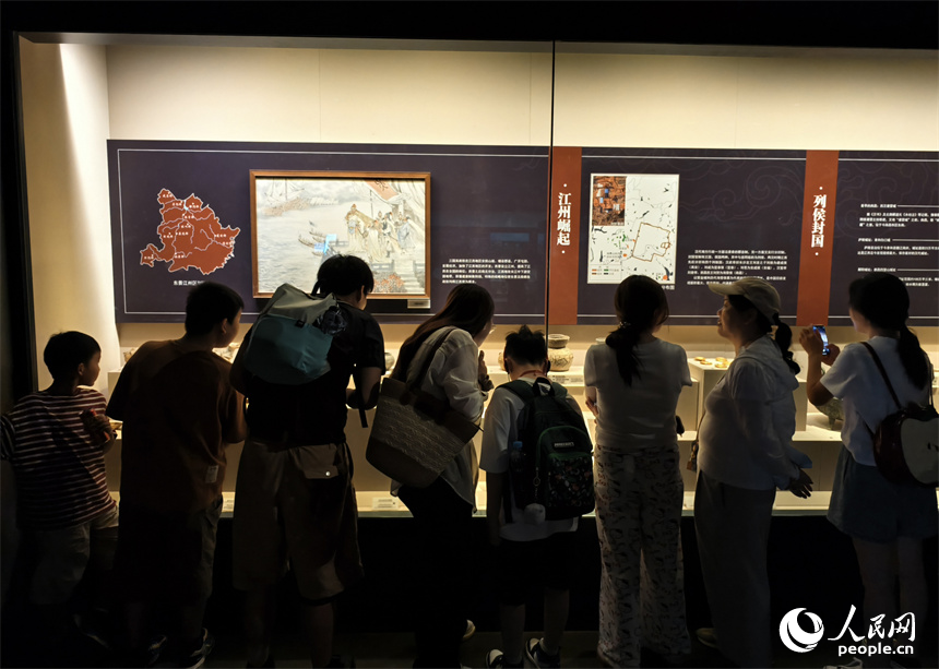 暑假期間，博物館迎來大批學生參觀者，大家近距離感受江西深厚的歷史文化底蘊。人民網記者 時雨攝