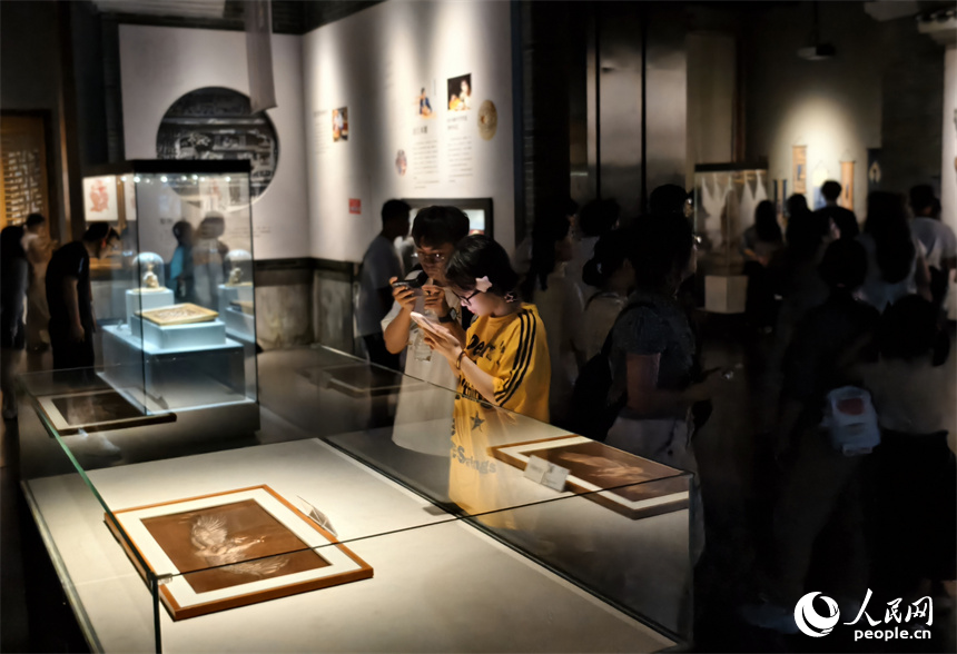 暑假期間，博物館迎來大批學生參觀者，大家近距離感受江西深厚的歷史文化底蘊。人民網記者 時雨攝