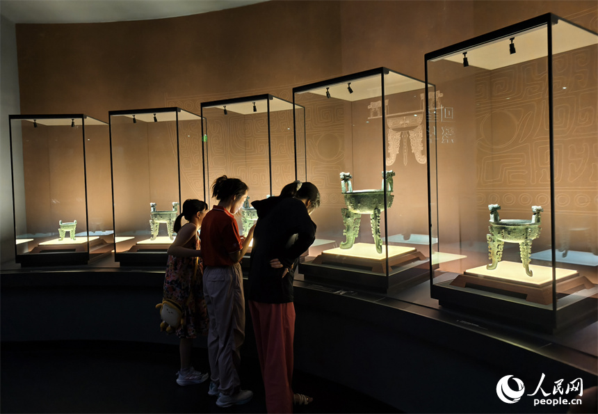 暑假期間，博物館迎來大批學生參觀者，大家近距離感受江西深厚的歷史文化底蘊。人民網記者 時雨攝