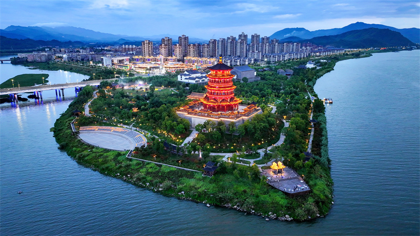 進士文化園燈光璀璨。